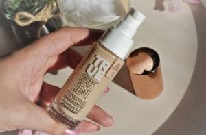 فاونديشن كاترس للبشرة الجافة True Skin Hydrating Foundation